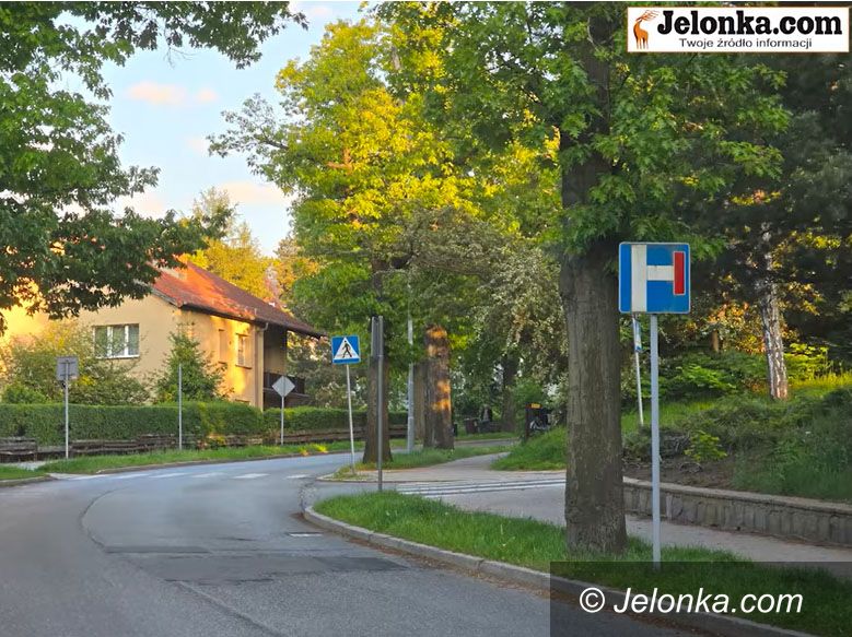 Jelenia Góra: Nowowiejska – ulica Jeleniej Góry pośród drzew