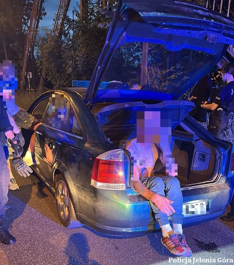 Jelenia Góra: Wieźli pobitego w bagażniku