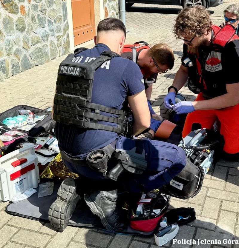 Szklarska Poręba: Policjanci i agresor z siekierą