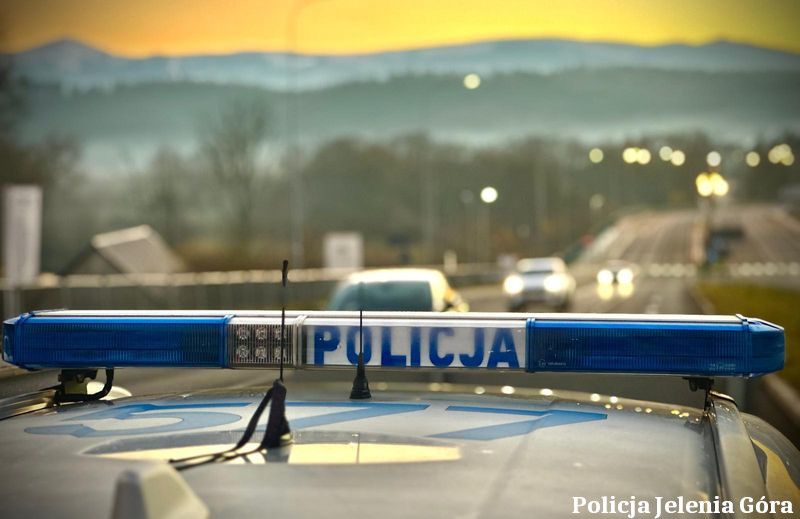 Jelenia Góra: Policyjna akcja „Zapnij pasy” na drogach regionu – liczne wykroczenia i jeden zatrzymany za niestosowanie się do zakazu sądowego