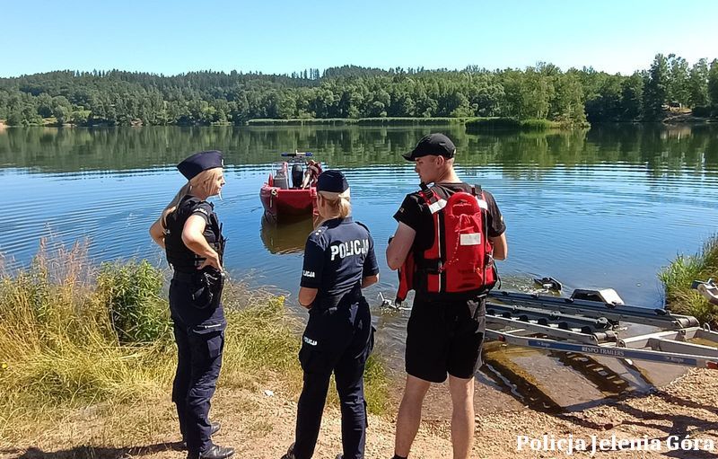 Jelenia Góra: Bezpieczne wakacje nad wodą. Policjanci apelują o rozsądek i rozwagę podczas letniego wypoczynku