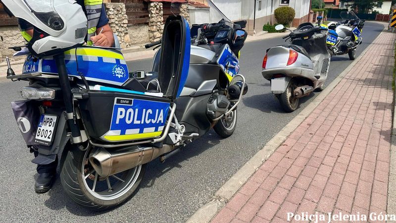 Jelenia Góra: Bezpieczeństwo na drodze to wspólna sprawa. Policjanci z Jeleniej Góry kontrolują motocyklistów