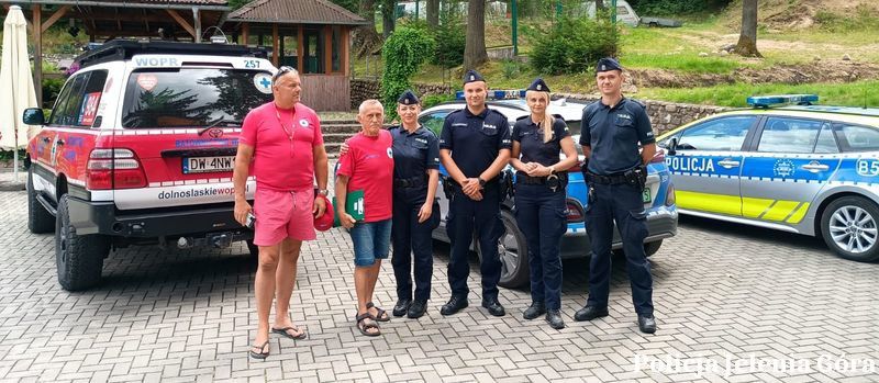 Powiat karkonoski: Policjanci i ratownicy czuwają nad bezpieczeństwem – kontrola basenu w powiecie karkonoskim