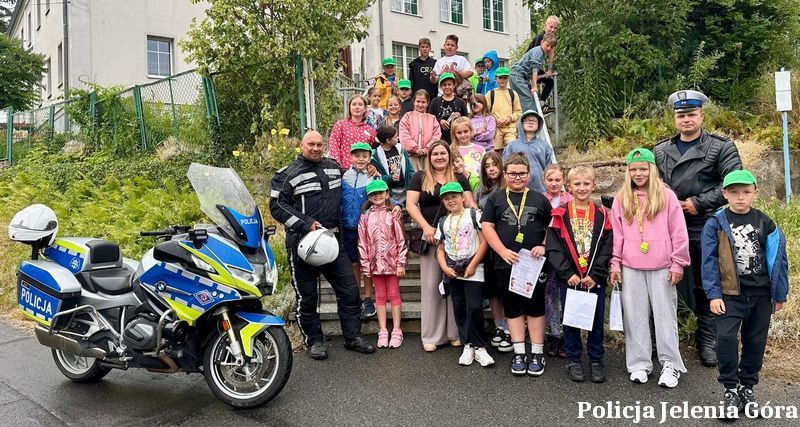 Jeżów Sudecki: Bezpieczne wakacje z policją. Funkcjonariusze odwiedzili dzieci w Dziwiszowie