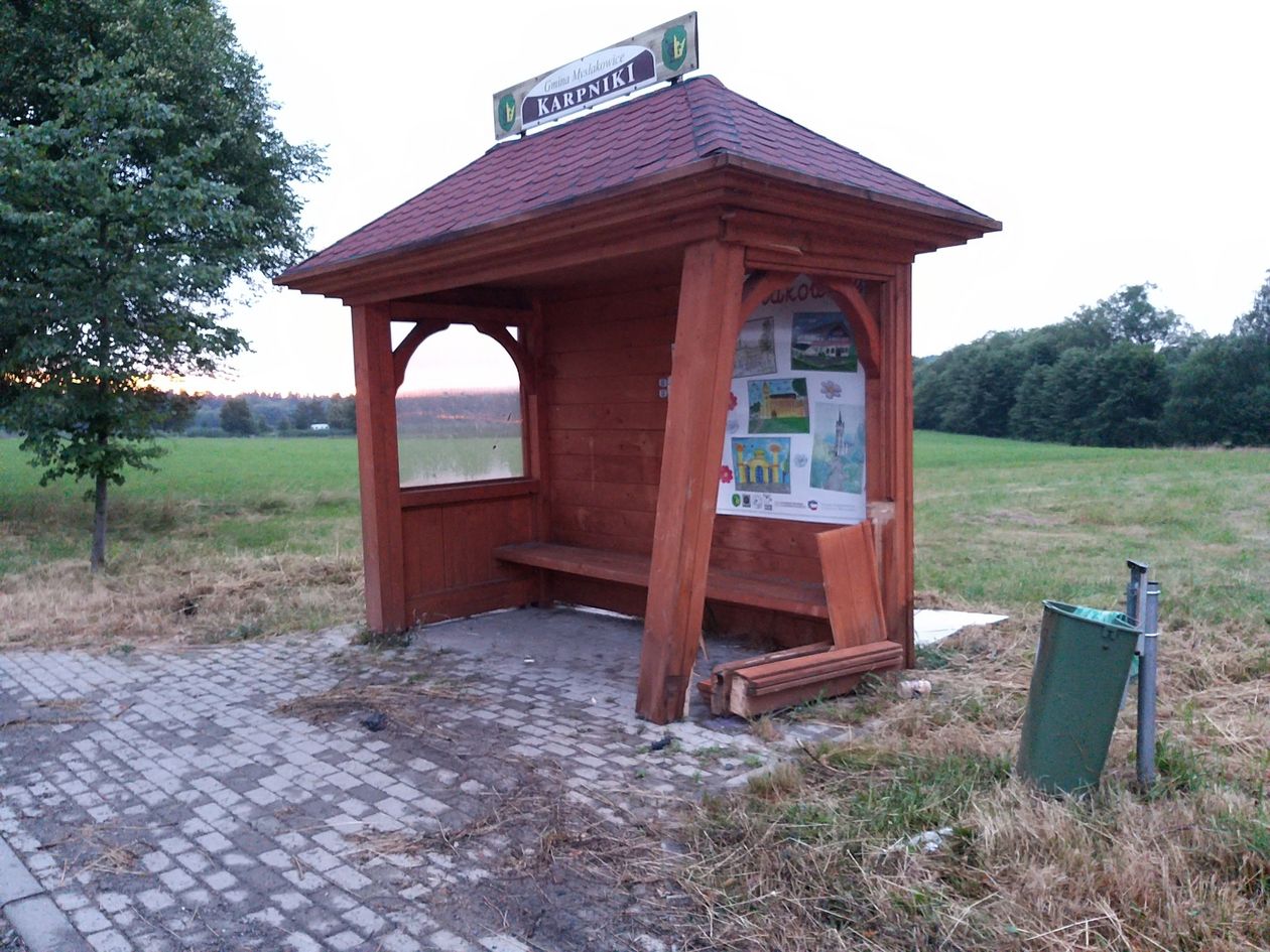 Mysłakowice: Kto zniszczył przystanek w Karpnikach?