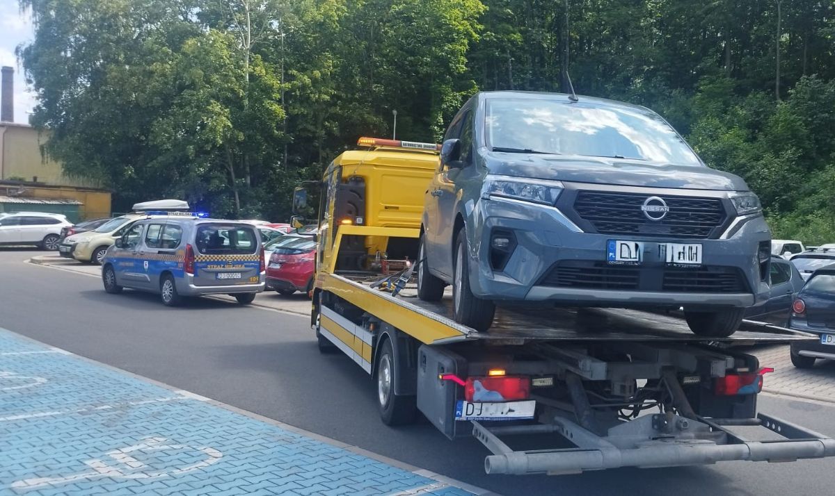 Jelenia Góra: Straż Miejska pilnuje niebieskich kopert
