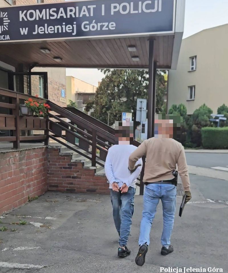 Jelenia Góra: Policjanci zatrzymali poszukiwanego podejrzanego o przywłaszczenie mienia, kradzież i kradzieże z włamaniem