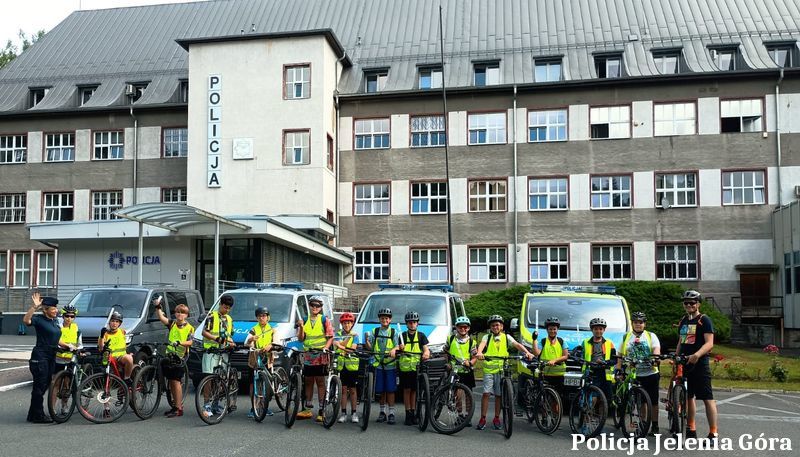Jelenia Góra: Jeleniogórska policjantka oznakowała rowery dzieci z półkolonii w ramach programu „Stop – rower oznakowany”