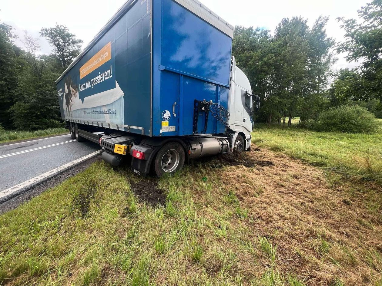 Mysłów: Zgięło TIR–a, droga zablokowana