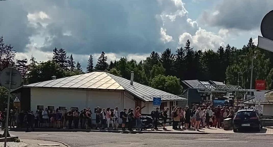 Szklarska Poręba: Wolą stać w kolejce niż zapłacić mniej