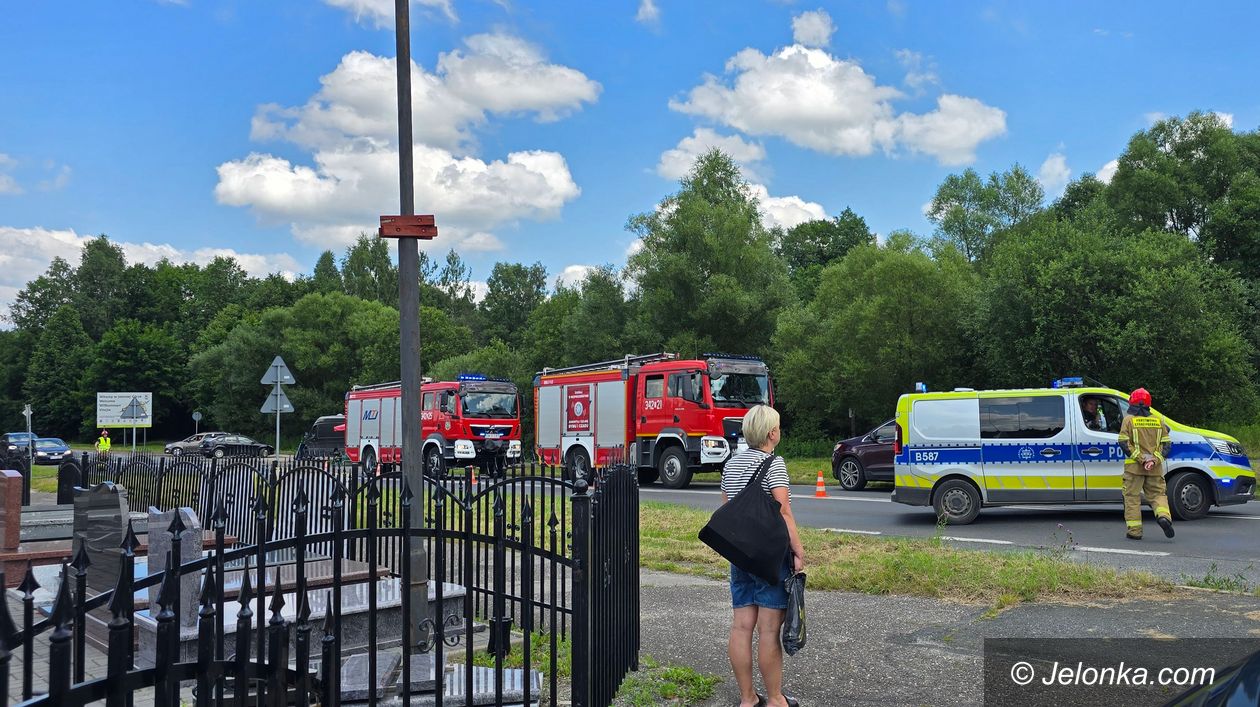 Jelenia Góra: Zderzenie autobusu z osobówką przy cmentarzu