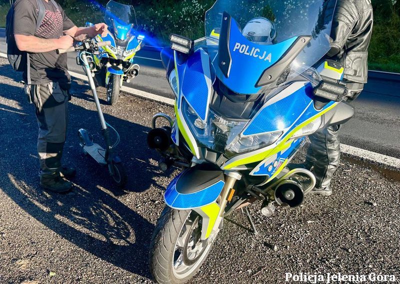 Powiat: Nieodpowiedzialna jazda na hulajnodze elektrycznej po drodze krajowej – reakcja policjantów z jeleniogórskiej drogówki