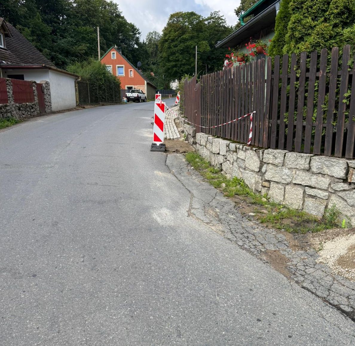 Powiat karkonoski: Kładą asfalt na drodze powiatowej