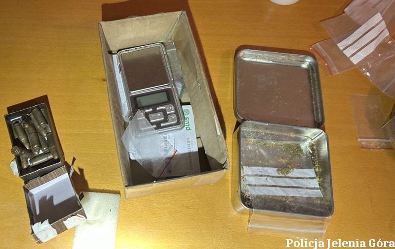Powiat: Zatrzymany z bronią i narkotykami, dodatkowo był poszukiwany do odbycia kary pozbawienia wolności