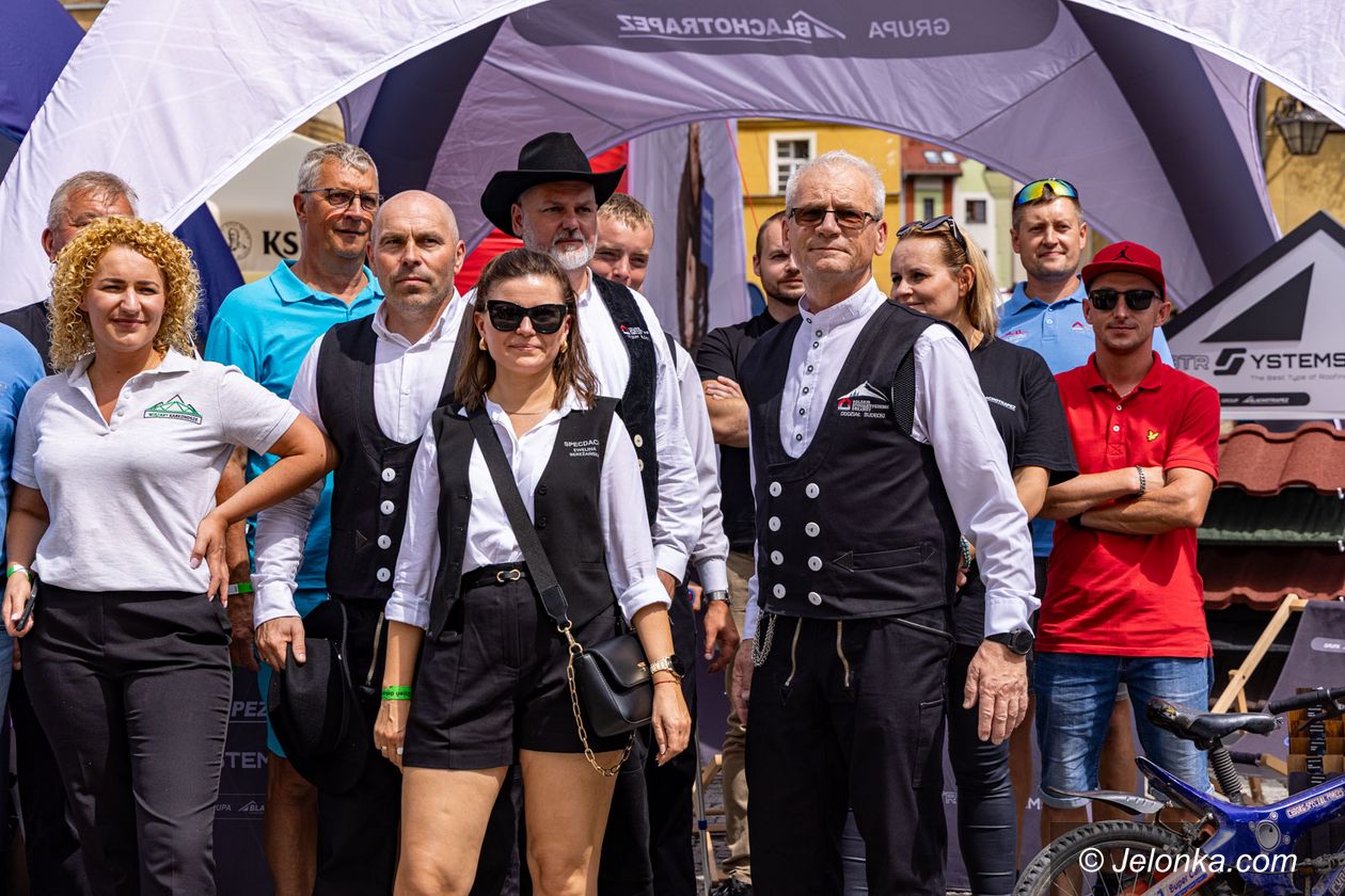 Jelenia Góra: Plac Ratuszowy pełen dekarzy
