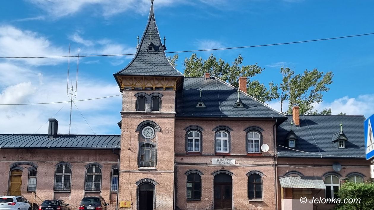 Piechowice: Dworcowy dach prawie gotowy