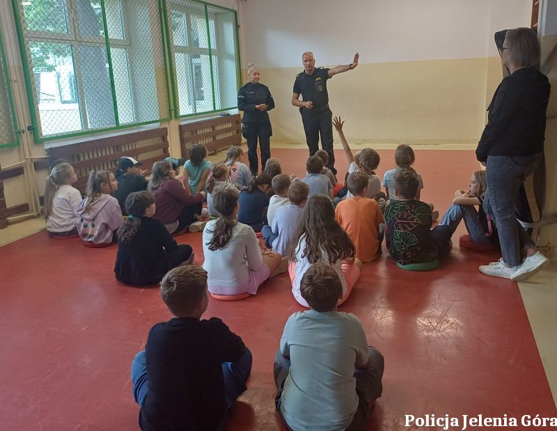 Jelenia Góra: Rozmawiali z dziećmi o bezpieczeństwie w czasie wakacji – działania jeleniogórskiej policjantki i strażnika miejskiego