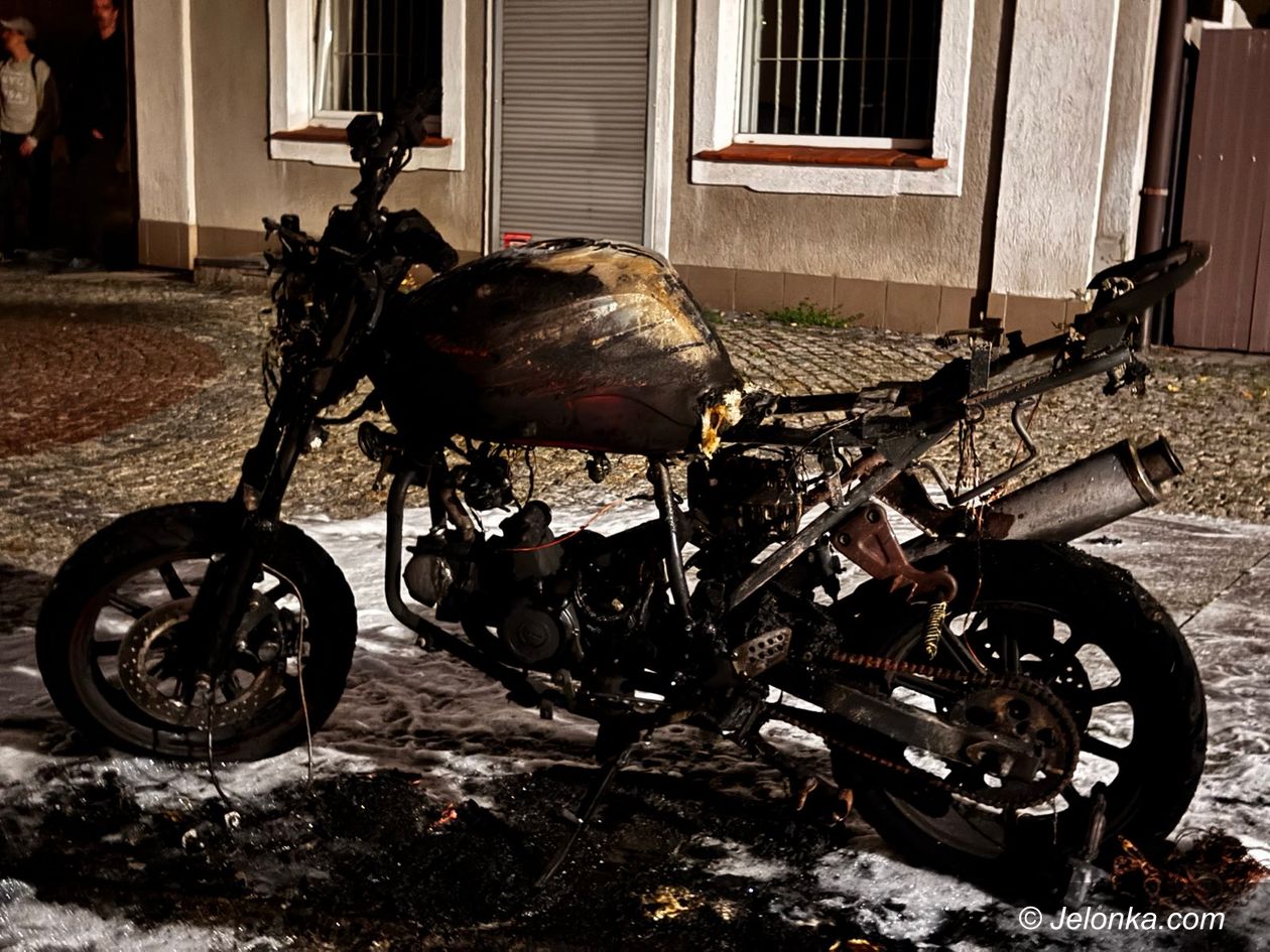 Kowary: Spalił się samochód i motocykl