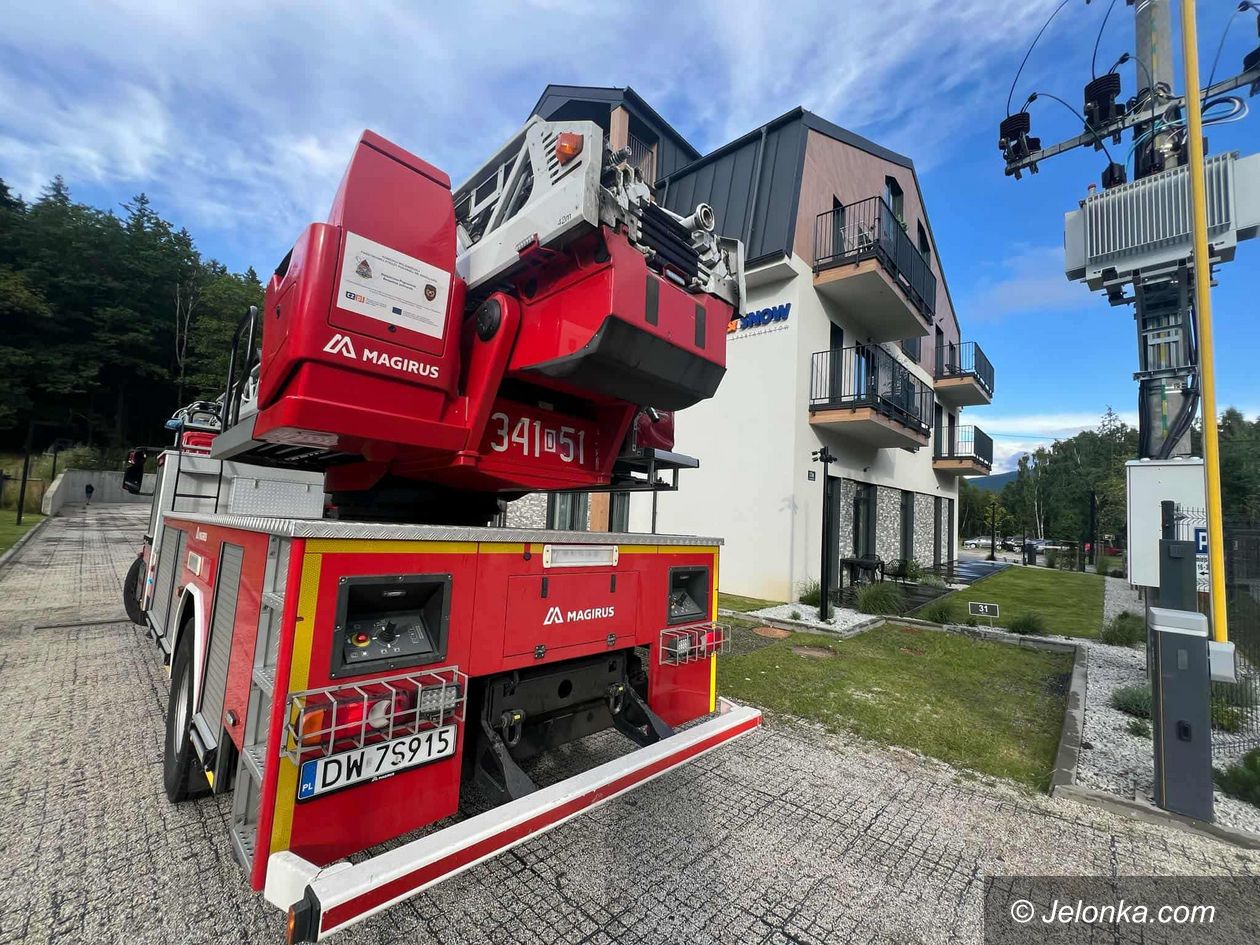 Szklarska Poręba: Pożar w Szklarskiej Porębie: paliła się sauna w apartamentowcu – straż nie mogła się dostać!