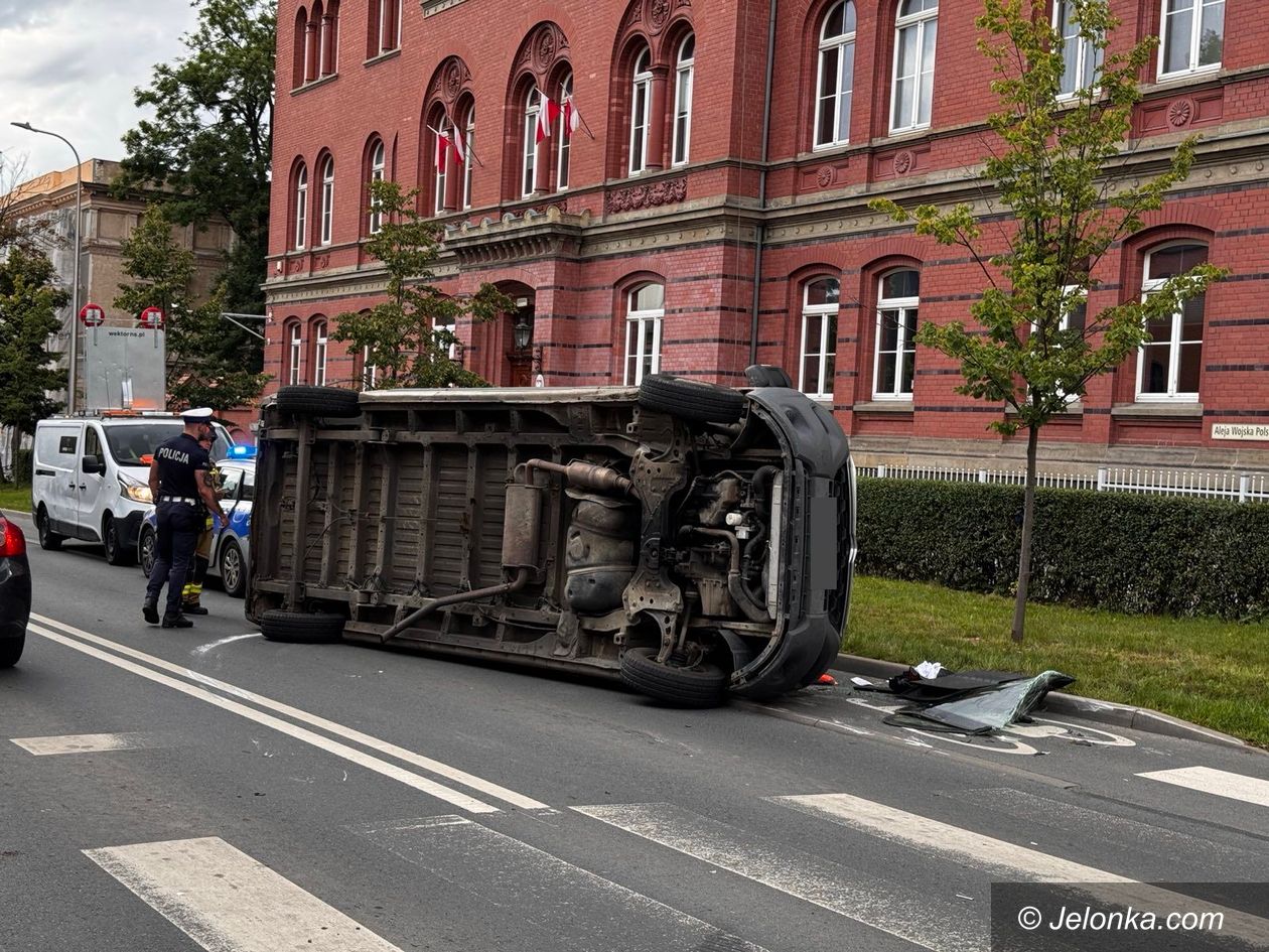 Jelenia Góra: Bus na boku po kolizji pod sądem