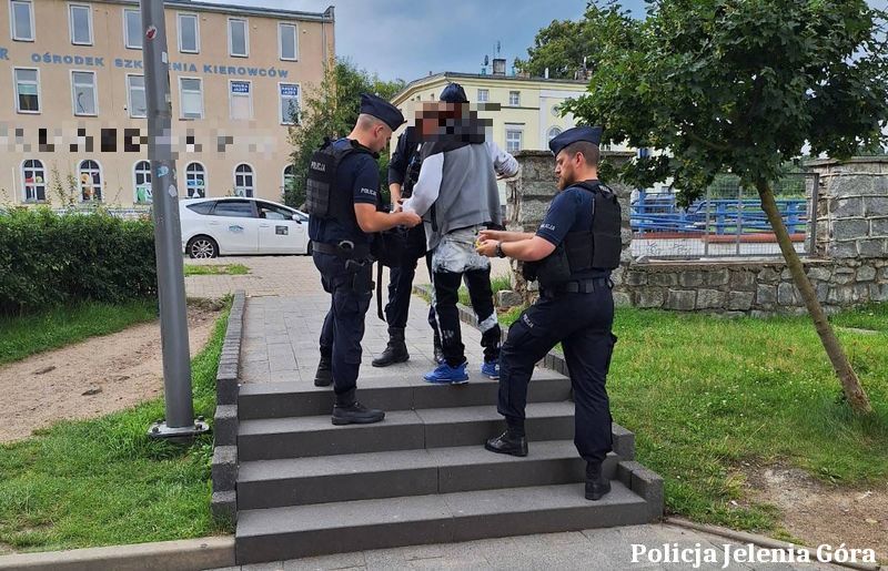 Jelenia Góra: Działania prewencyjne policji na terenie galerii handlowej w Jeleniej Górze
