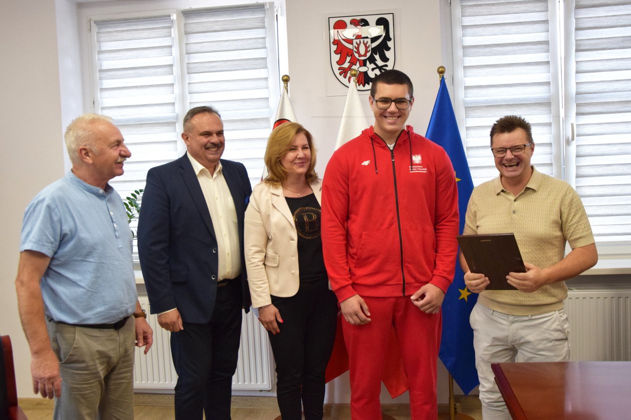 Jelenia Góra: Złoty medalista ze Stambułu z wizytą u starosty
