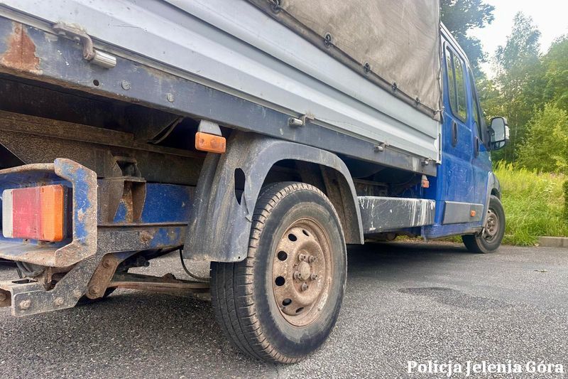 Jelenia Góra: Zatrzymany kierowca z zakazem prowadzenia pojazdów. Citroen z licznymi usterkami oraz przekroczona prędkość  w terenie zabudowanym