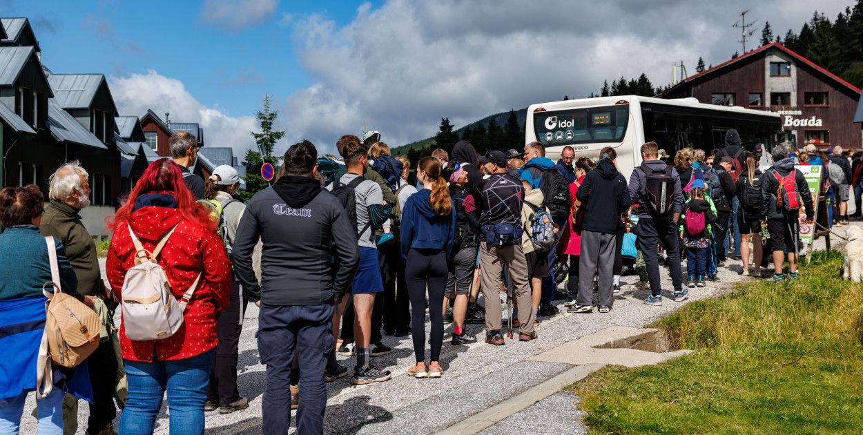 Jelenia Góra: Kolejki w Karkonoszach – tłumy szturmują autobusy i wyciągi