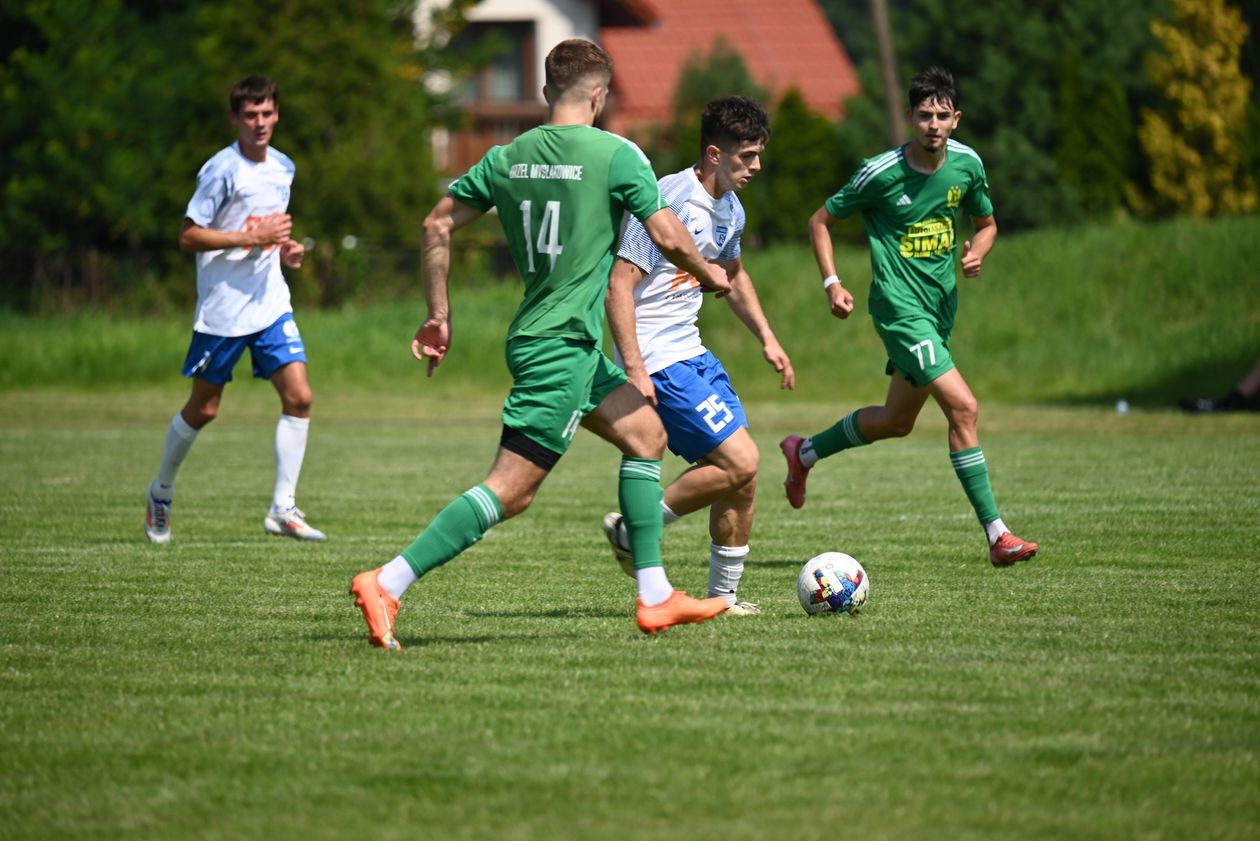 Mysłakowice: Zażarte gminne derby dla Łomnicy