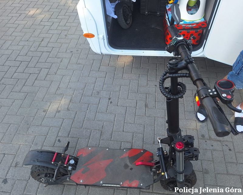 Jelenia Góra: Policjanci odzyskali skradzioną w Międzyzdrojach hulajnogę elektryczną i zatrzymali mężczyznę podejrzanego o jej kradzież