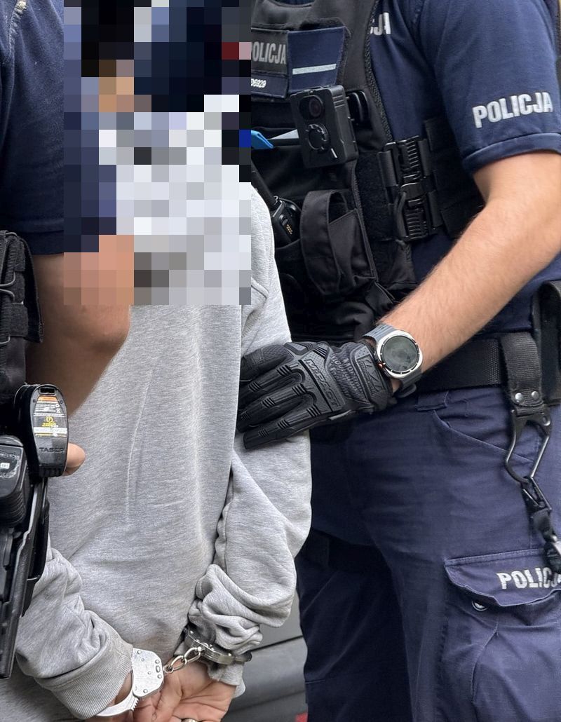 Powiat: Policjanci z Karpacza zatrzymali 44–latka podejrzanego o uszkodzenie mienia oraz nielegalne posiadanie broni i amunicji