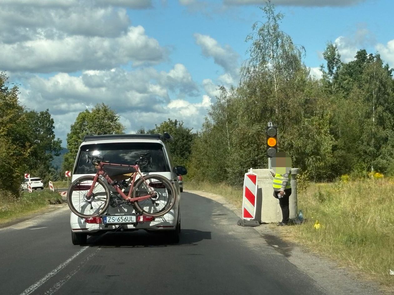 Powiat: Granda – remont drogi 366 utkwił w miejscu – turyści stoją na światłach