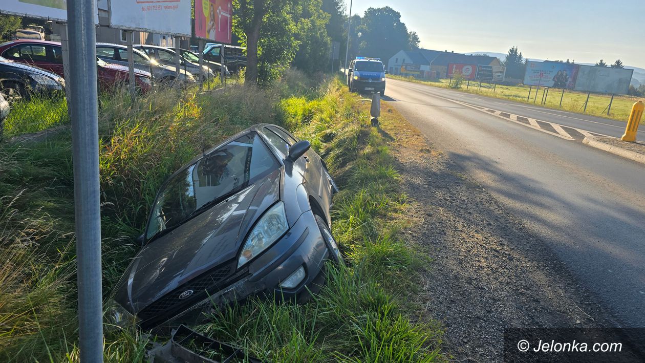 Jelenia Góra: 75–latek skosił latarnię i wjechał do rowu