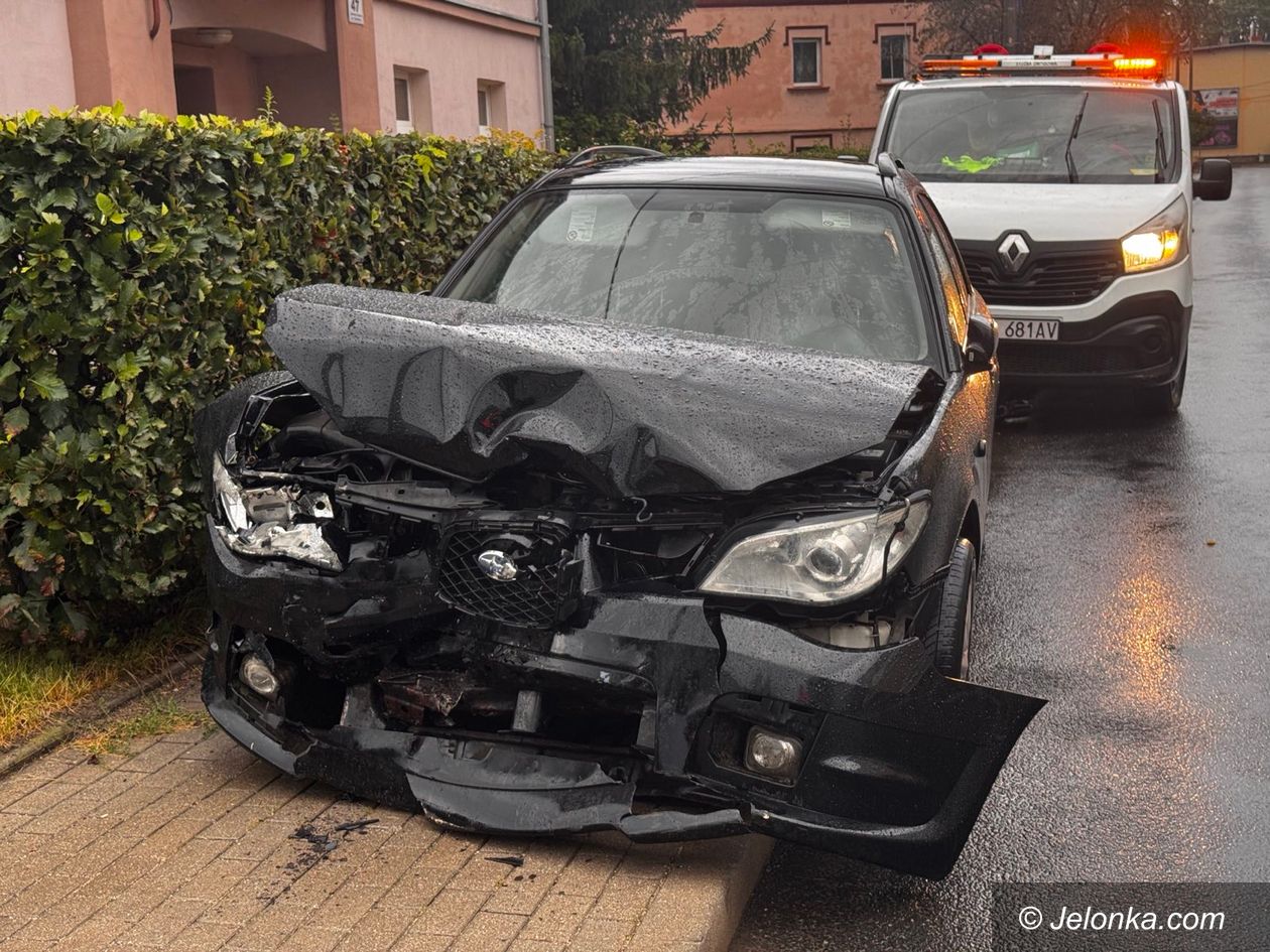 Cieplice: Audi staranowało auto i ogrodzenie