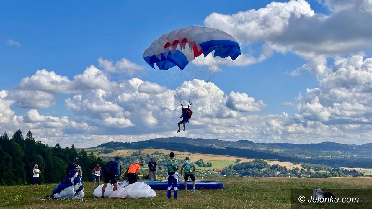 Jeżów Sudecki: Zawody spadochronowe na Górze Szybowcowej