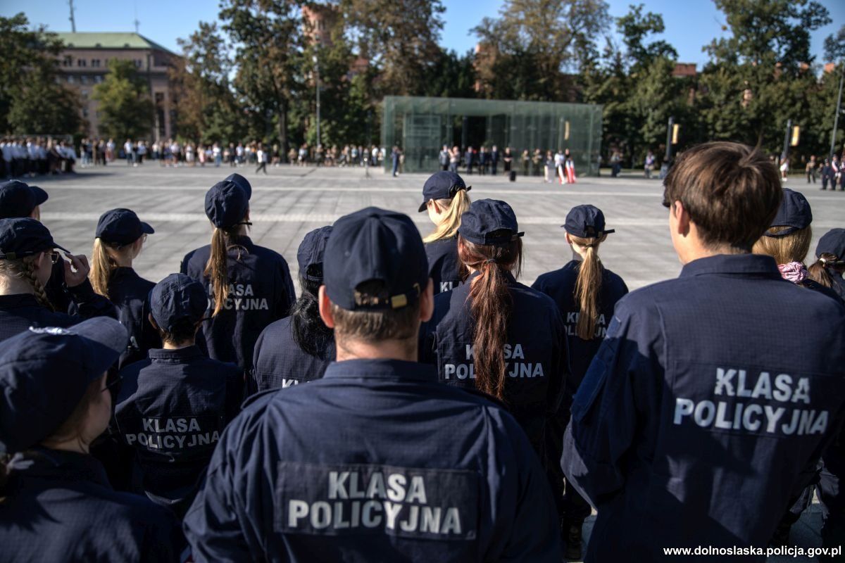 Dolny Śląsk: Uczniowie w mundurach