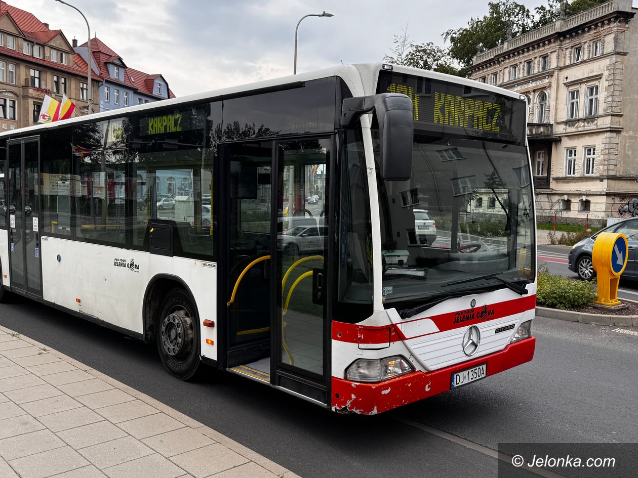 Jelenia Góra: Autobus w sygnalizator, Smart w latarnię