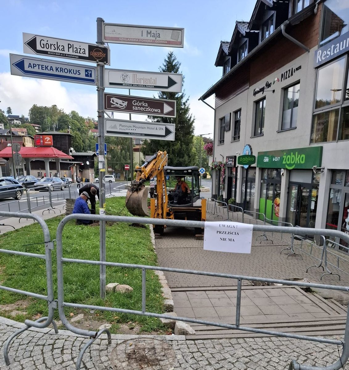 Szklarska Poręba: Nowy mur i zieleń przy dworcu autobusowym