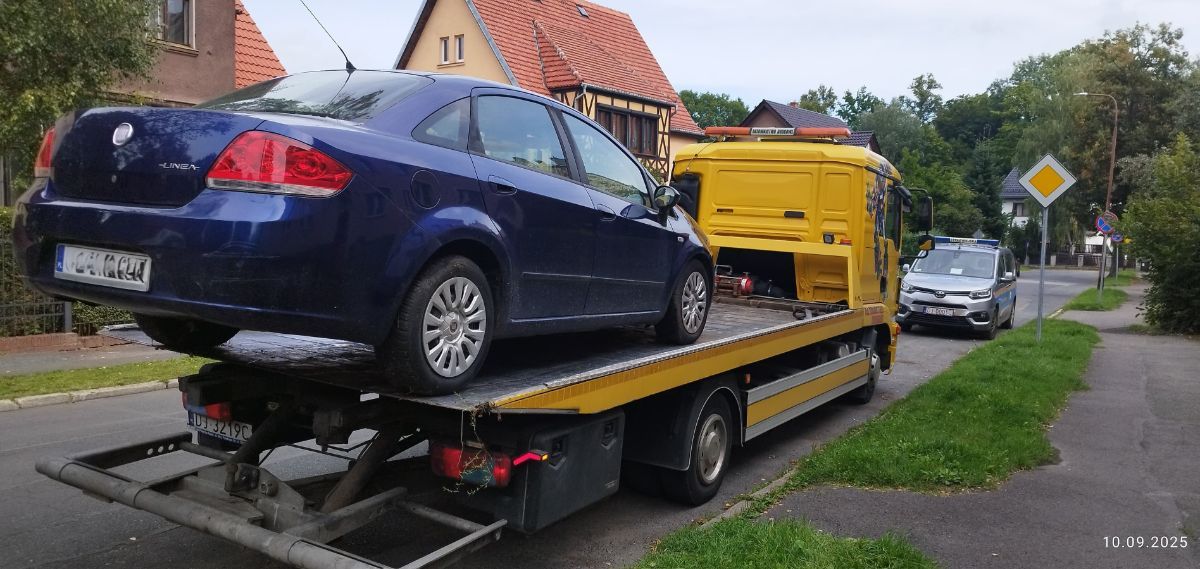 Jelenia Góra: Porzucony wrak odjechał lawetą