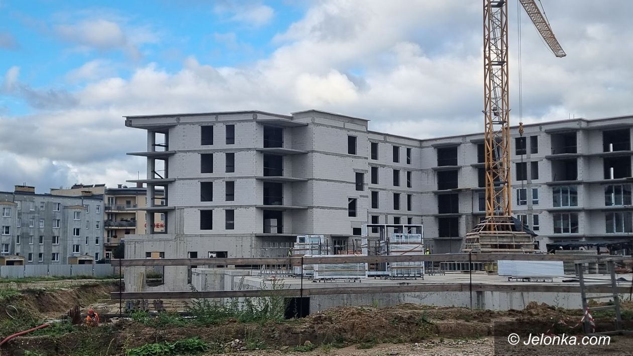 Jelenia Góra: „Pentagon” na Kiepury rośnie w oczach