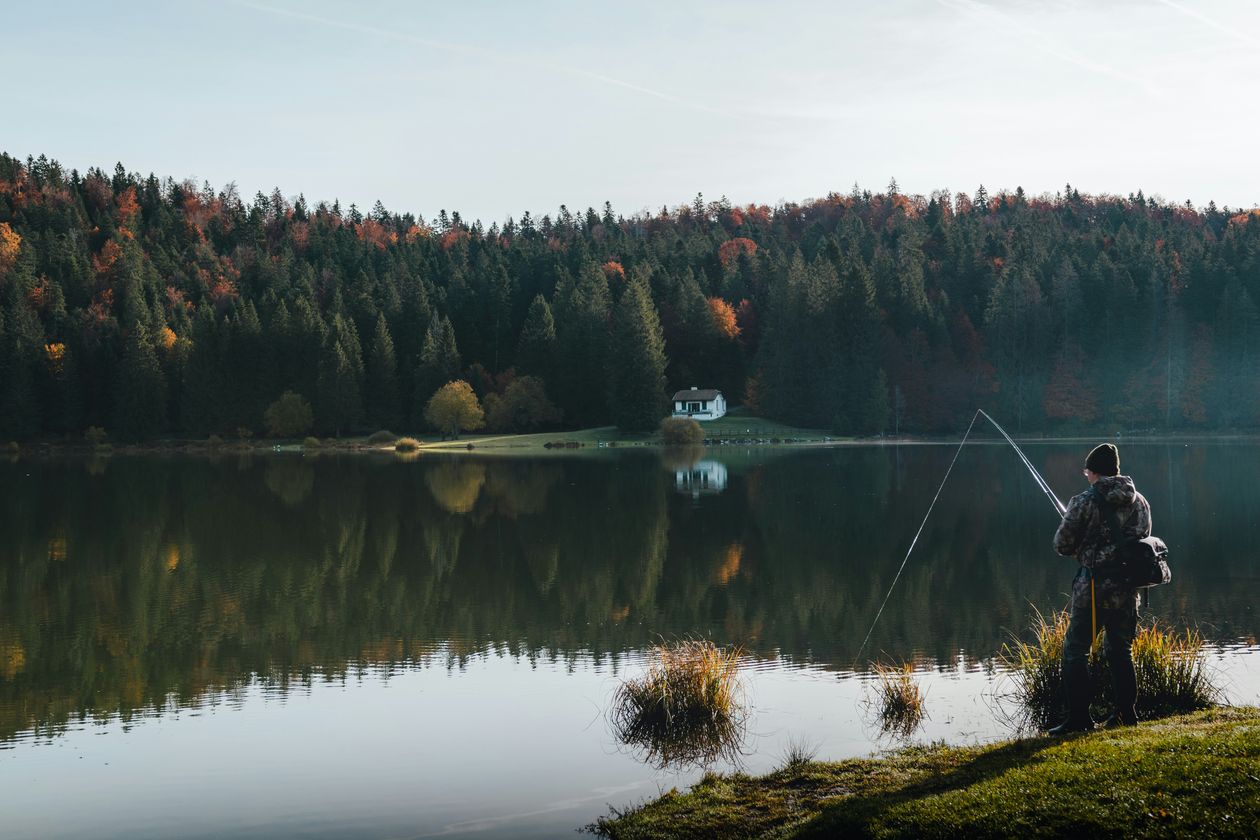 Polska: Jesień nad wodą – jaki sprzęt zabrać na ryby, by nie dać się pogodzie?