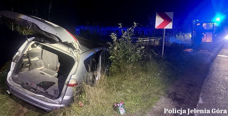 Powiat: Policjanci z Karpacza zatrzymali pijanego kierowcę, który wpadł do rowu. Teraz za swoje czyny odpowie przed sądem