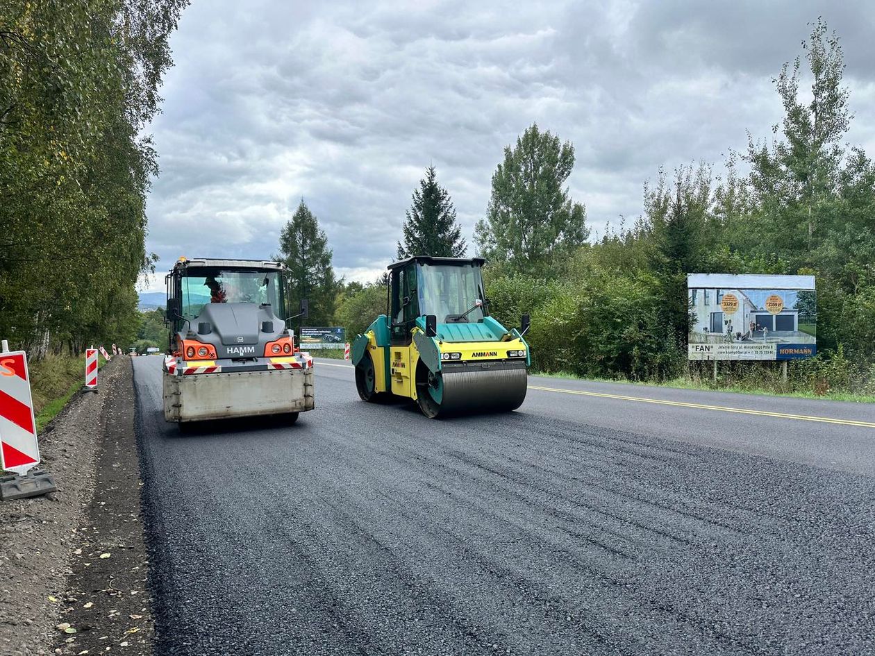 Jelenia Góra: Kładą nowy asfalt na krajówce