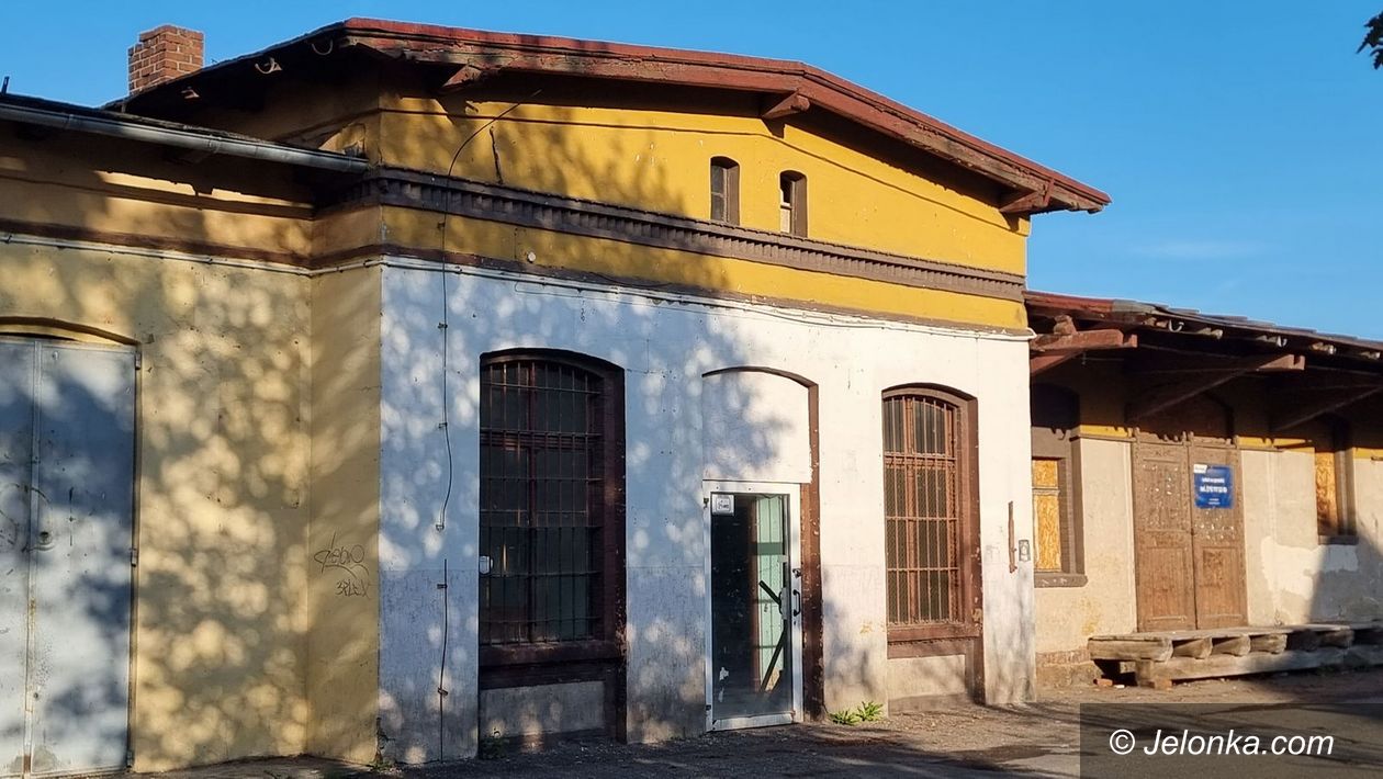 Mysłakowice: Nieczynny dworzec ponownie na sprzedaż