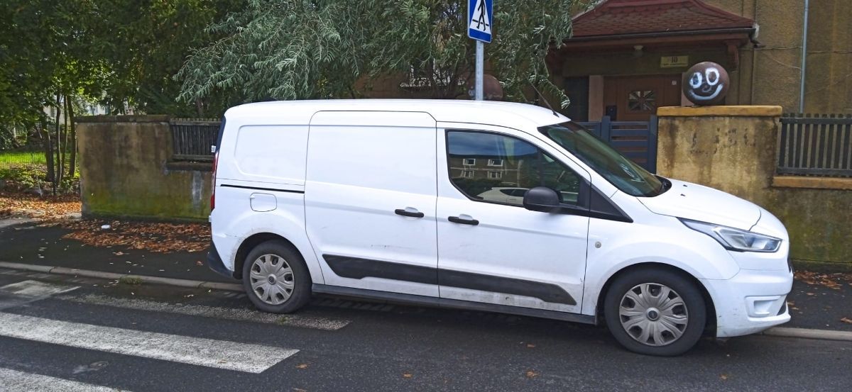 Jelenia Góra: Auto zaparkowane na pasach, mandat w kieszeni