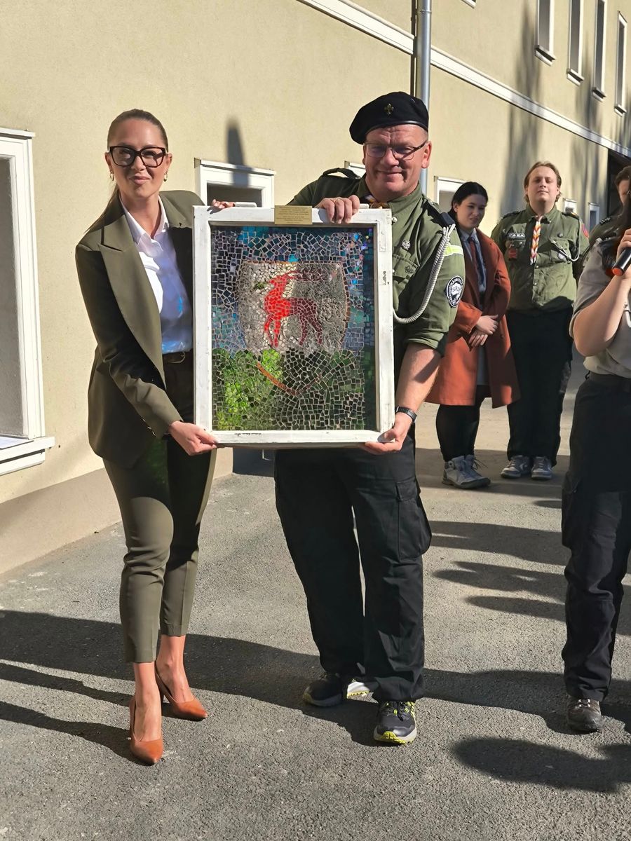 Jelenia Góra: Nowy jelonek stanął przy Domu Harcerza