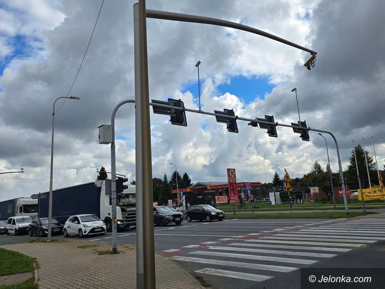 Jelenia Góra: Jeleniogórska kamerka znowu batem na kierowców – co 3 godziny "łapie" kogoś na czerwonym