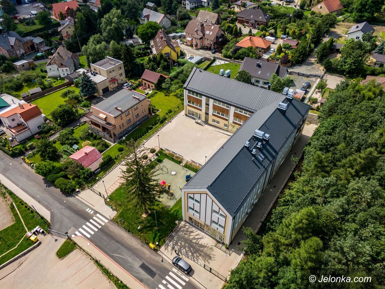 Jeżów Sudecki: Gminny ping–pong