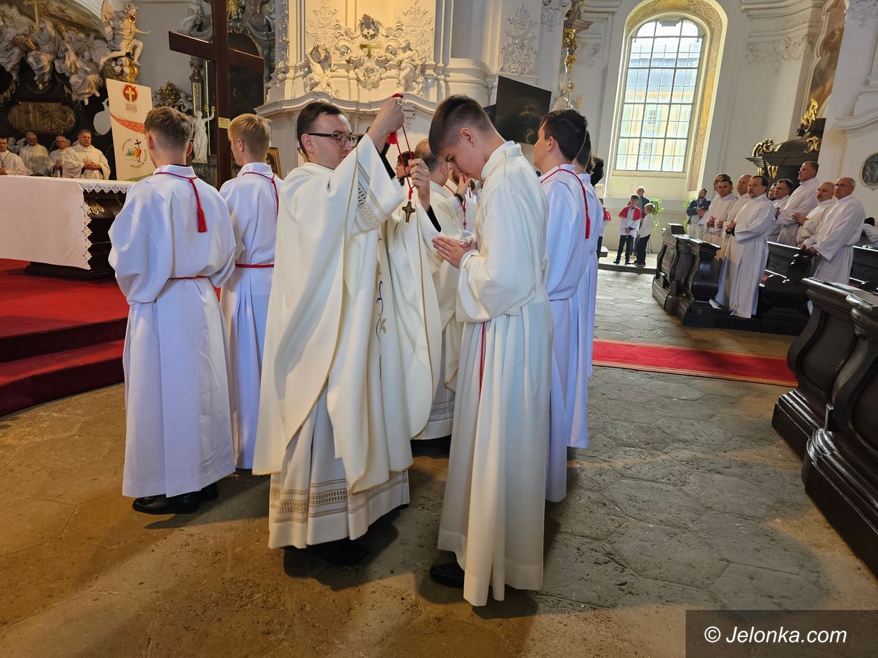 Krzeszów: Pielgrzymi nadziei w Krzeszowie – nowi akolici i ceremoniarze w Diecezji Legnickiej
