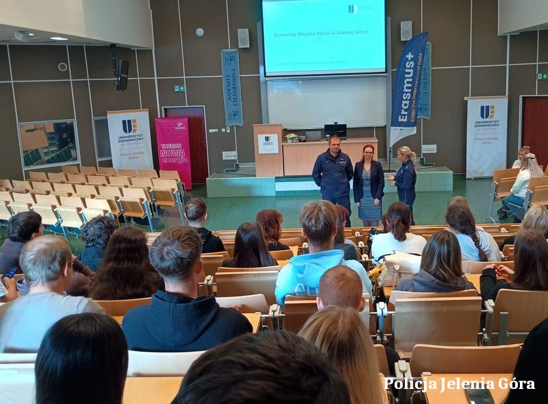 Jelenia Góra: Policjanci u studentów